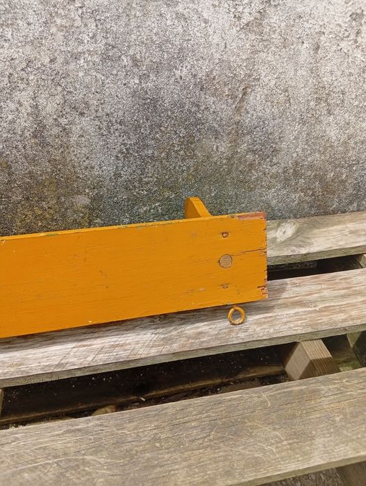Cabide antigo em madeira, em amarelo mostarda,  com três ganchos