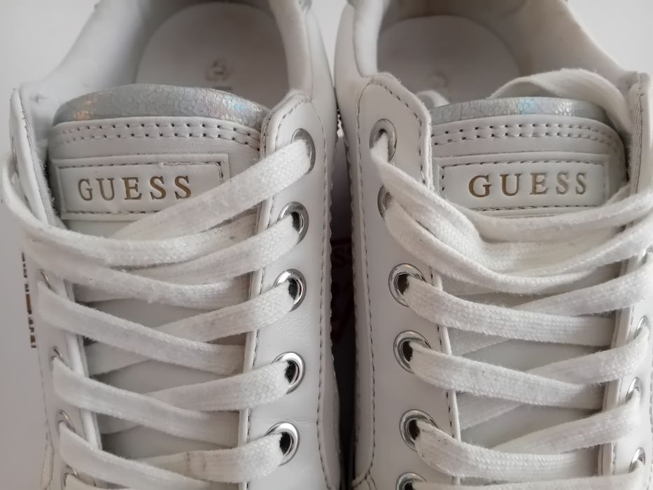 Snakersy niskie Guess rozmiar 37 biały srebrny