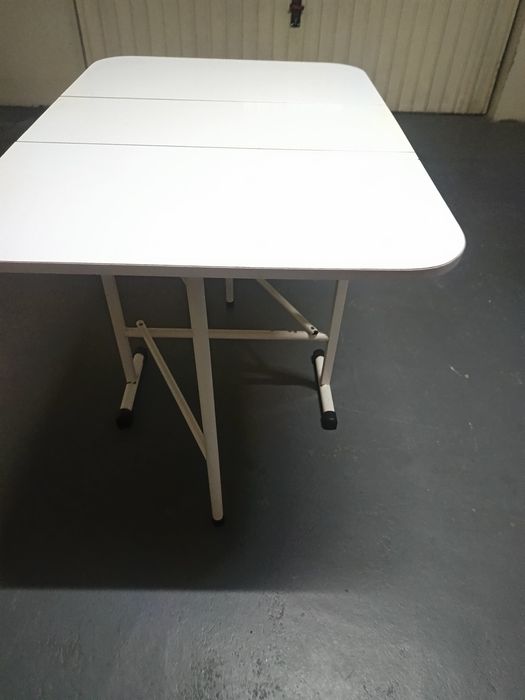 Vendo mesa  gaveta.em bom estado.
