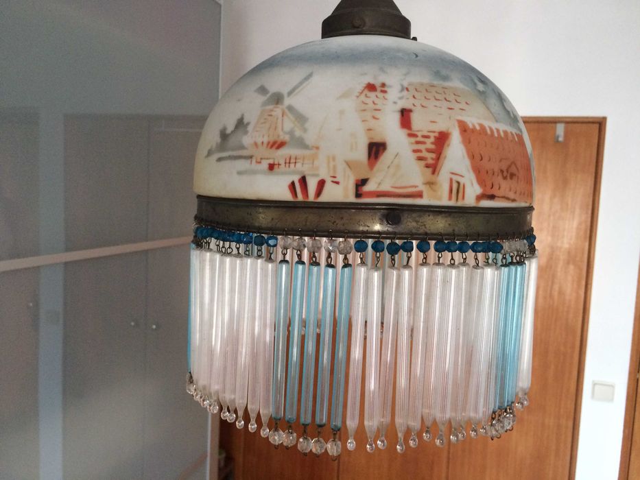 Candeeiro antigo com franjas em vidro