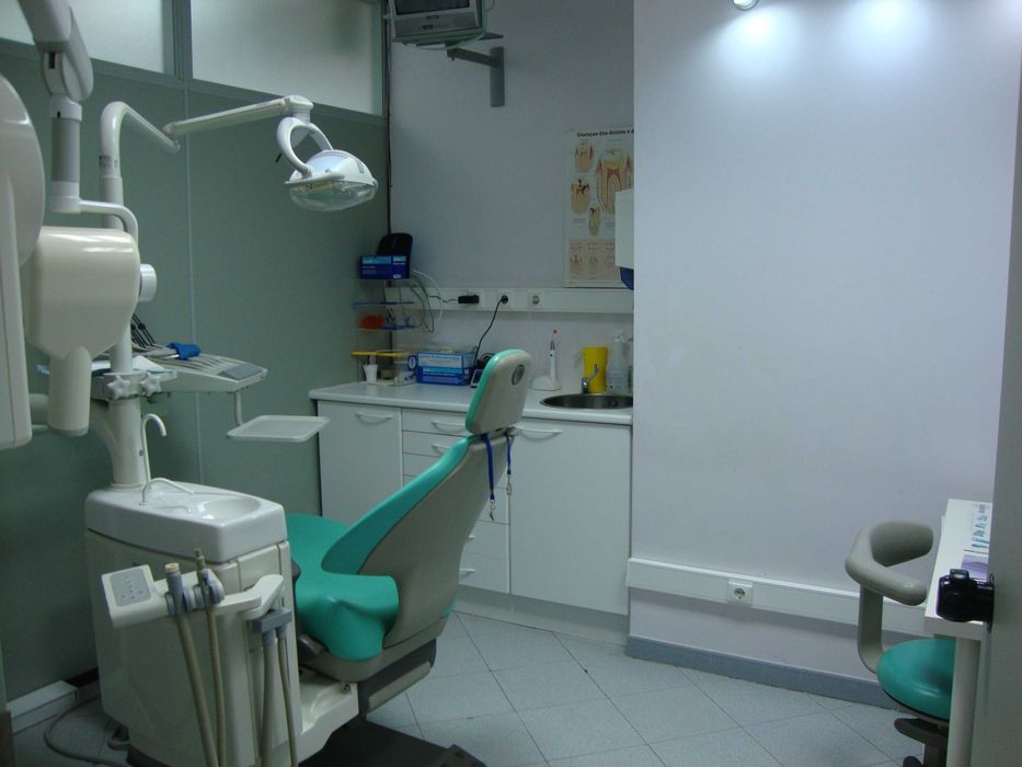 Clínica Dentária em Funcionamento Disponível para Transmissão Laranjeiro – Almada