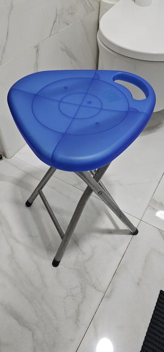 Banco metálico com assento plástico