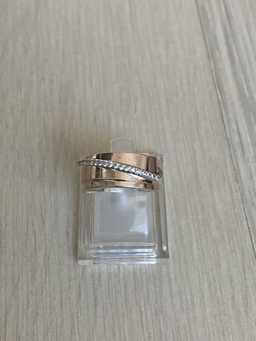 Серебряное кольцо 925 и 375 пробы с дорожкой фианитов.