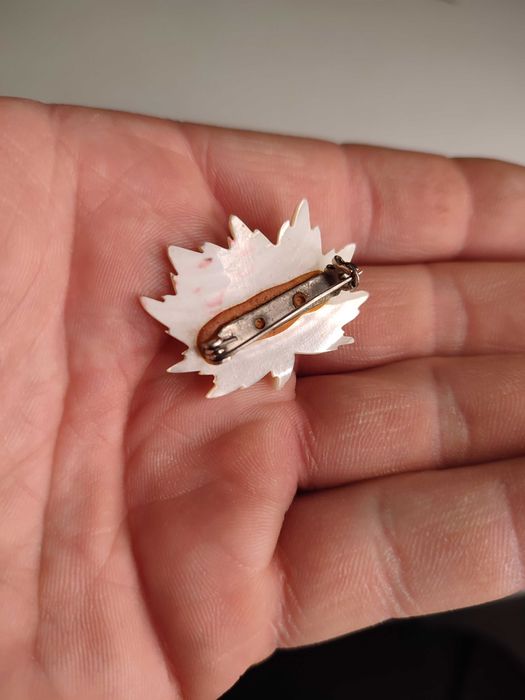 Broszka z masy perłowej - ciekawa - design