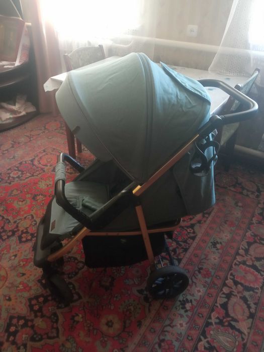 Детская коляска с подарком.