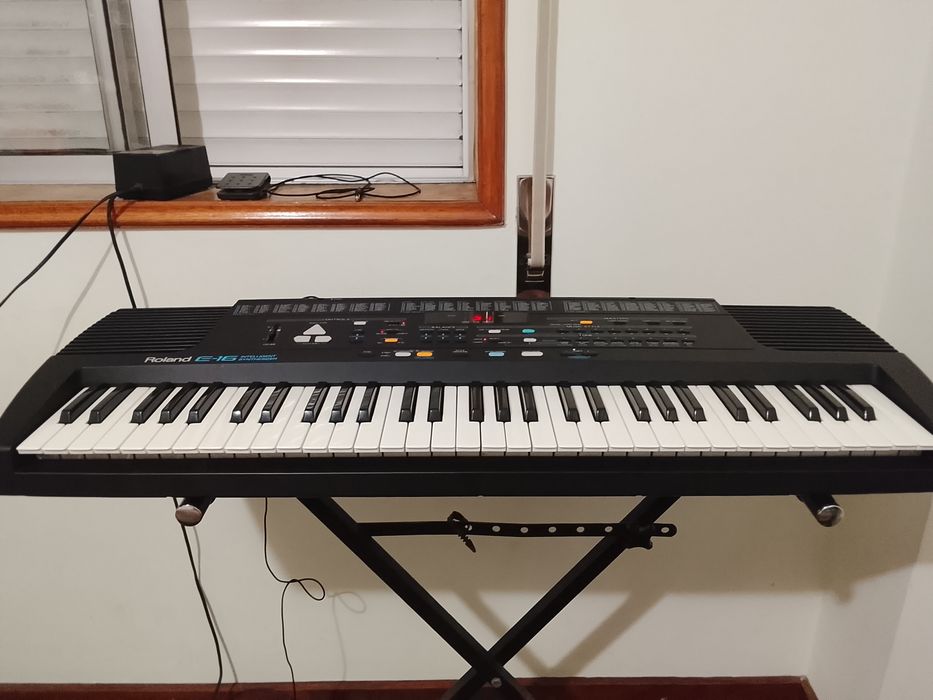 Teclado Roland E-16 muito estimado a funcionar tudo perfeitamente
