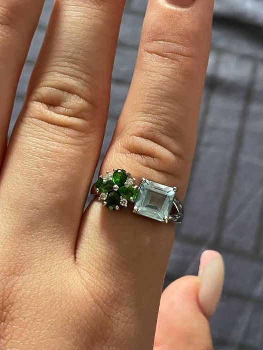 Серебряное кольцо с голубым топазом 7х7мм и хром диопсидом. Размер 18