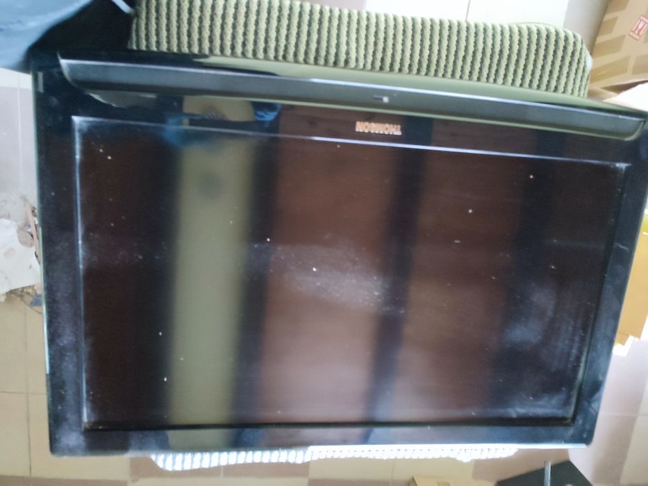 Telewizor tv Thomson  z uchwytem na ścianę   pilot