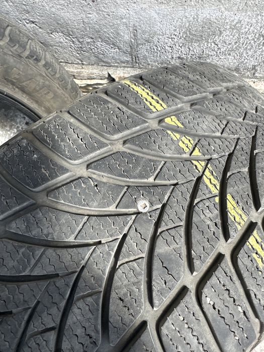 Продам зимние шины  б/у goodyear 215/55 R17