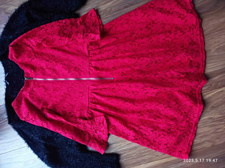 Czerwona sukienka dla dziewczynki. W zestawie czarny sweterek.