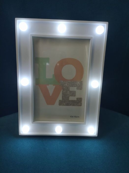 Sprzedam białą lampkę led – love