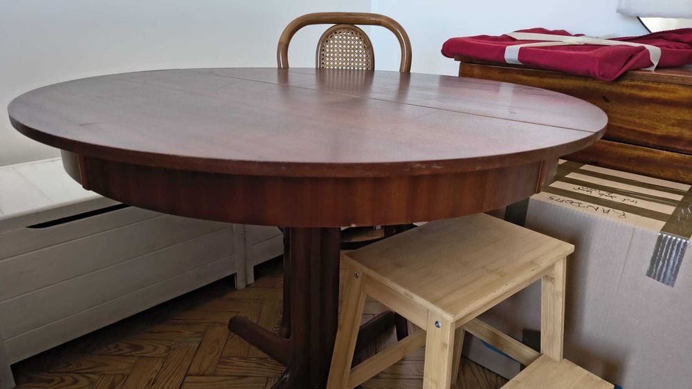 Mesa de jantar redonda em madeira