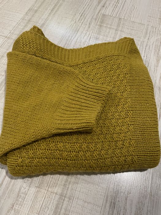 Sweter w kolorze muszrardowym