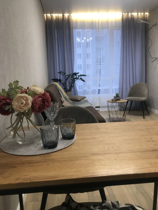 Нова 1-к квартира з ремонтом в Бучі з мінімальним оформленням