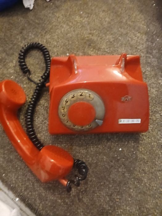 Telefon retro lata komuny vzerwony do ozdoby prl