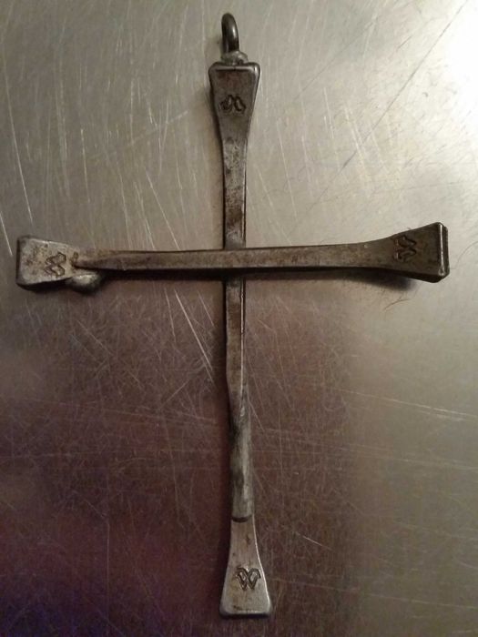 Крестик из подковных гвоздей