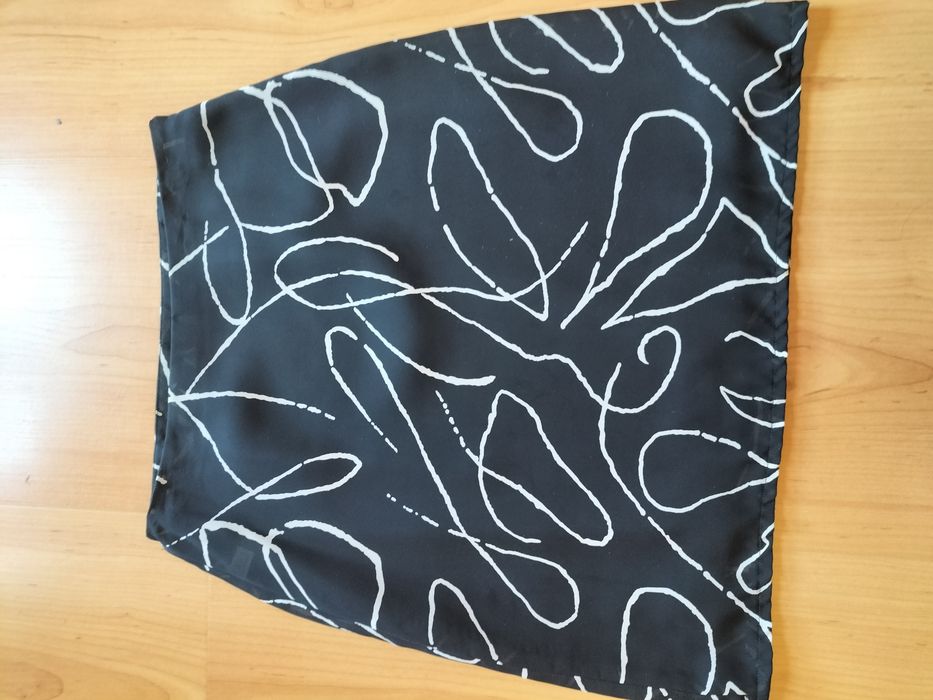 Saia de verão preto e branco. Strong