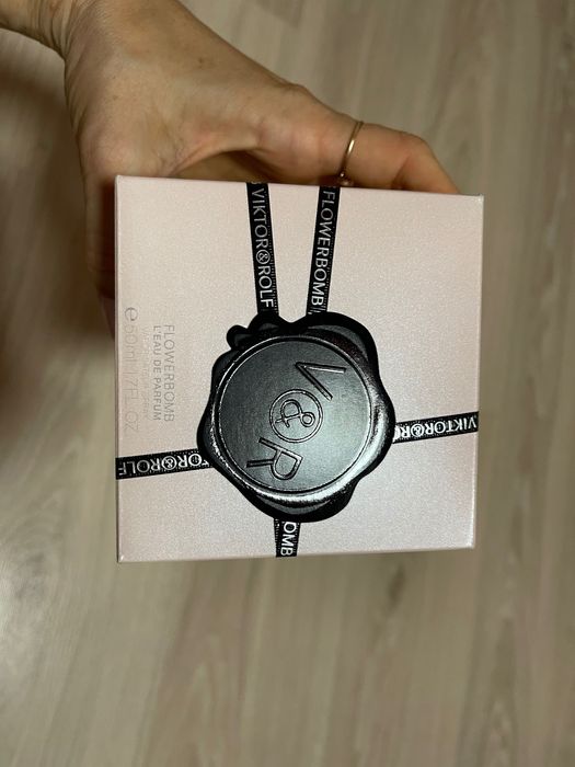 Продам парфюмированную воду Viktor & Rolf Flowerbomb 50ml оригинал