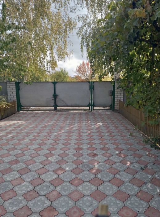 Будинок продам, великий двір, гараж, город