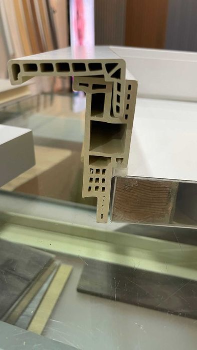 Porta int. WPC riscas/ Lisa branco lacado+ferragens+aduela+guarnições