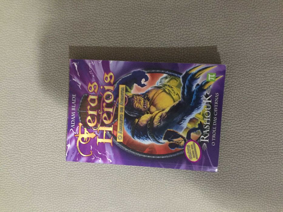 Livro "Rashouk" da série Fera e Heróis de Adam Blade ( Como novo).