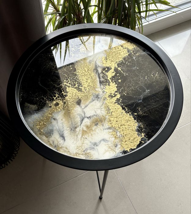 Stolik zalany żywicą