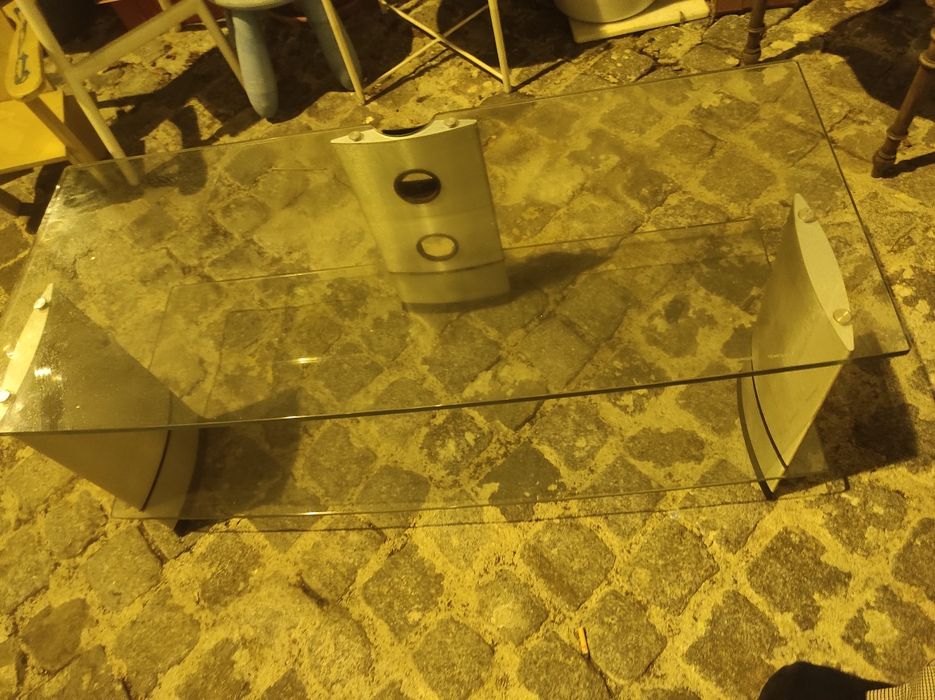 Mesa de vidro e alumínio