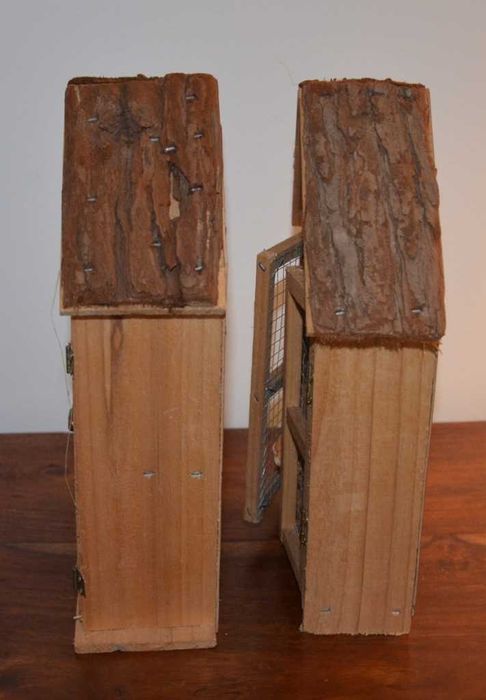 Gaiolas em madeira, com coelhos e galinhas