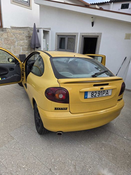 Renault mégane coupe amarelo