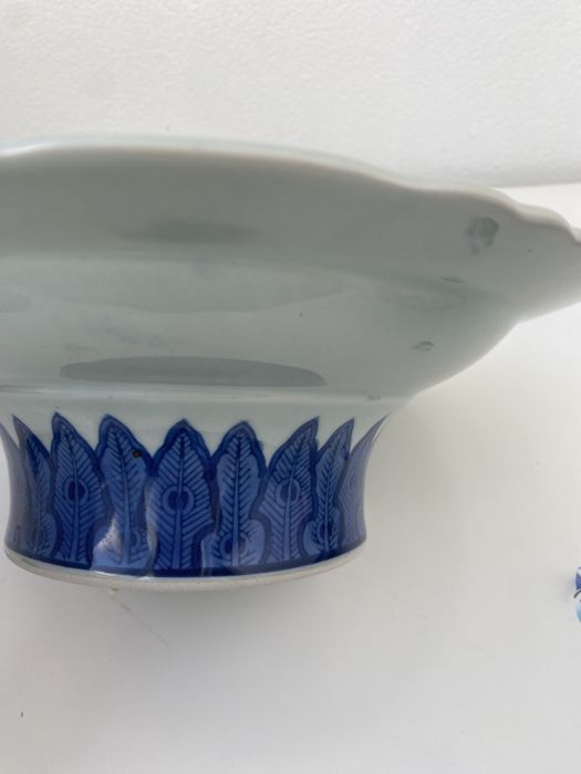 Prato de porcelana chinesa azul e branca com base alta