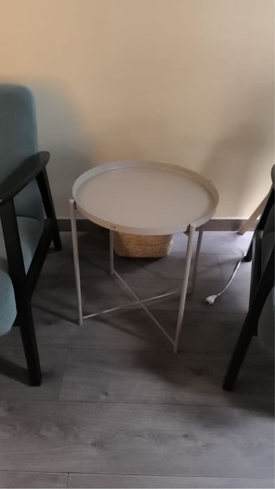Mesa de apoio Ikea Gladom branca com tabuleiro