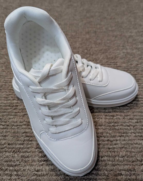 Нові кросівки. Шкіра. 26,5см устілка (41,5/8/9,5)