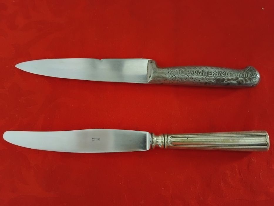 Lote de duas facas antigas em inox e metal