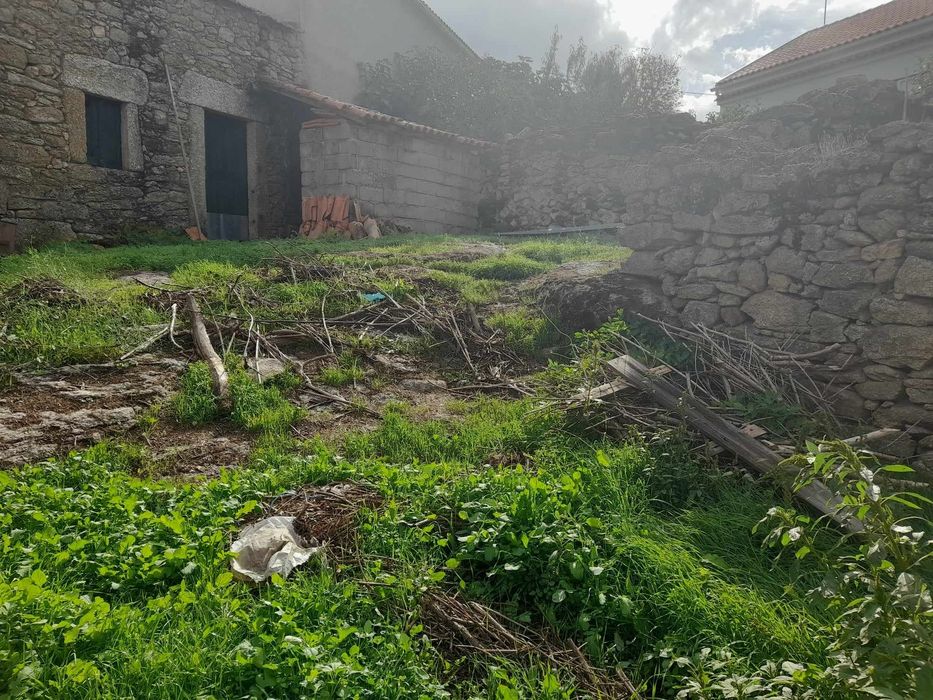 Casa de Aldeia,com terreno.