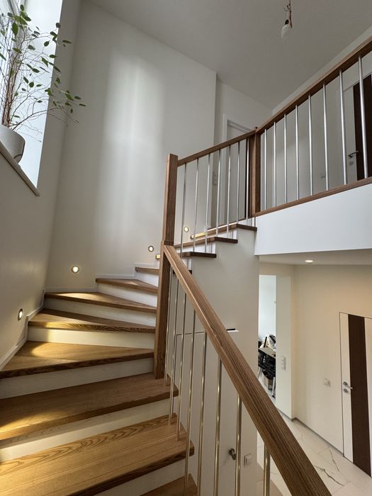 Лестница в дом,обшивка деревом,сходи для дому