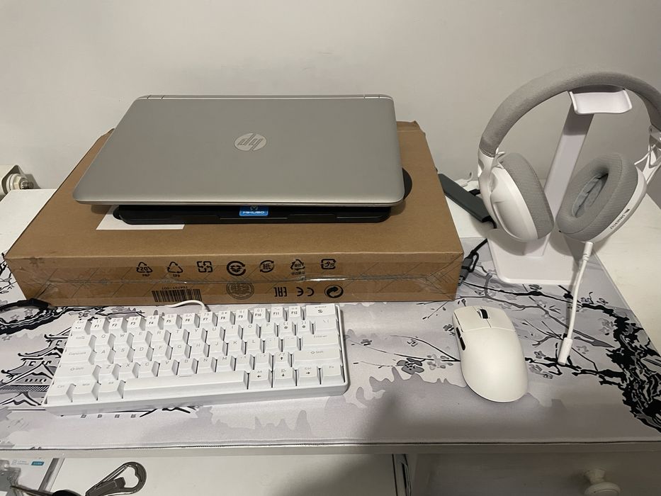 Notebook na caixa muito conservado