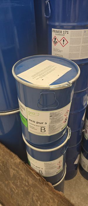 В наявності бочки з зажимом( з кришкою)200л, 30л. Є 30л, під рідину