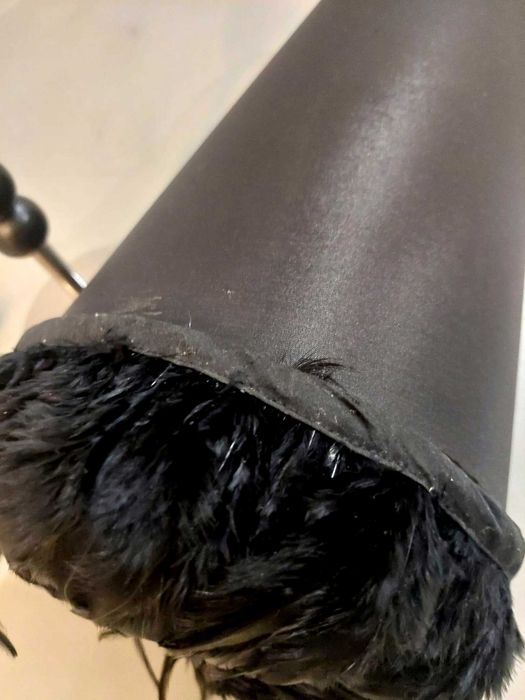 Candeeiro com abajur preto  com plumas