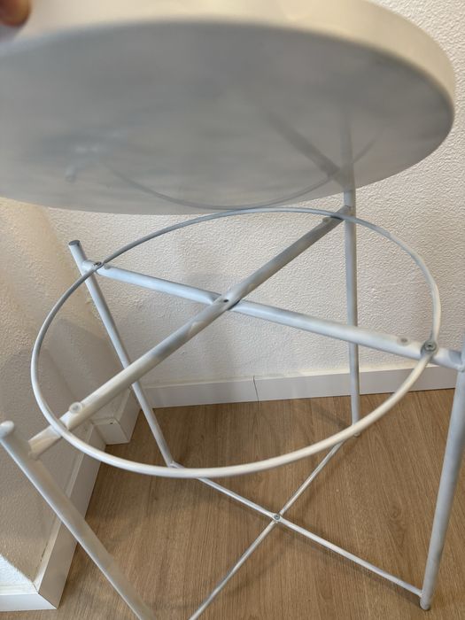 Mesa em metal branco