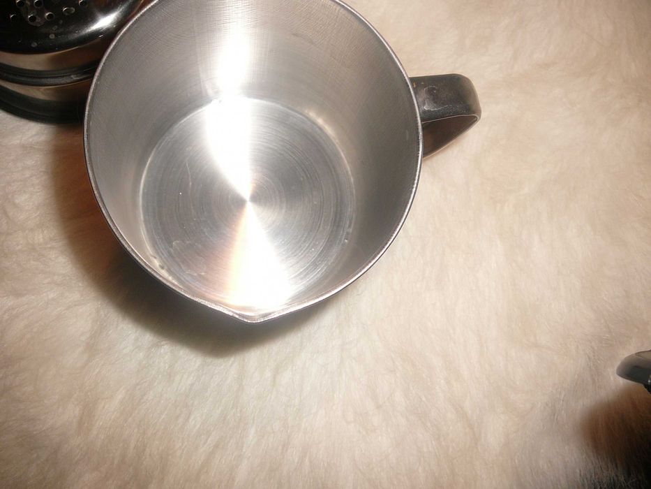 Zestaw  przyborów kuchnia- sitko, praska , kubek łyżki Alessi