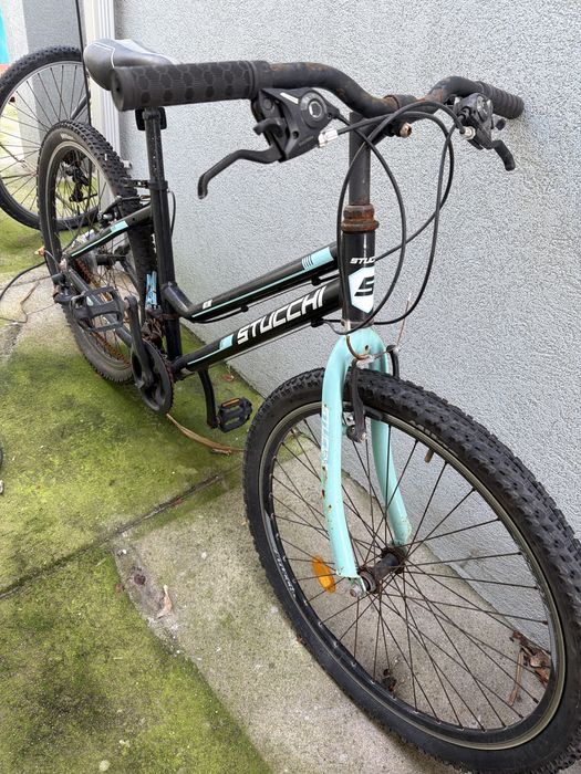 Vendo tres bicicletas; de mulher de homem e criança