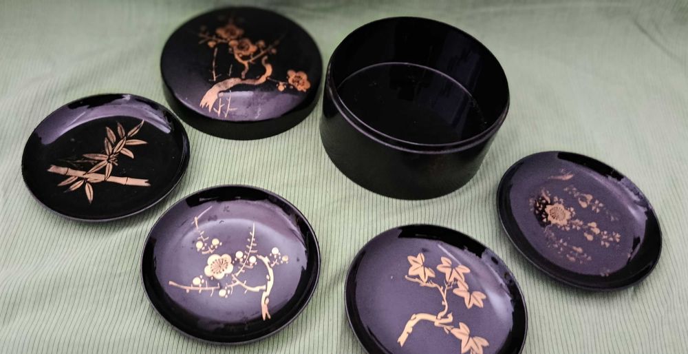 Caixa lacada japonesa com bases, peças antigas