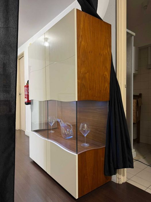 Vitrine Nogueira + Lacado alto brilho com eletrificação (Em exposição)