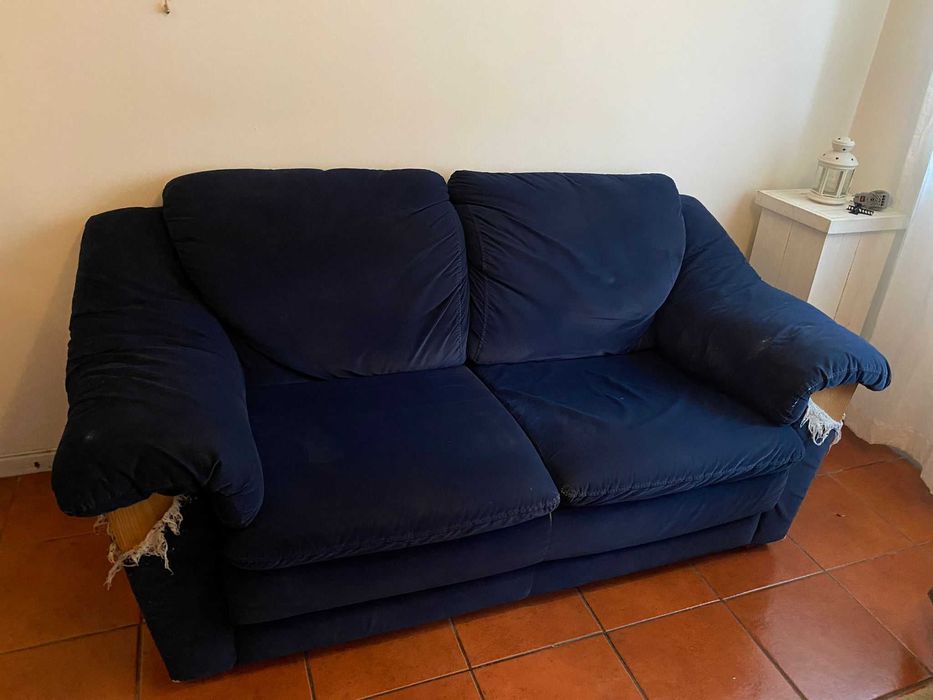 Sofá confortável apenas com arranhões nas laterais. 50€.