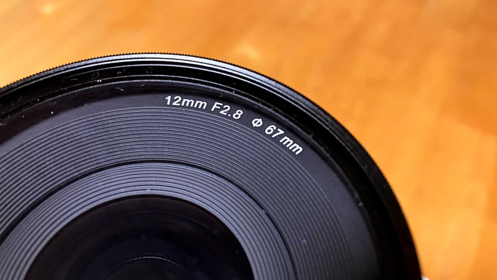 Objectiva APS-C grande angular 12mm F2.8 II, com baixa distorção