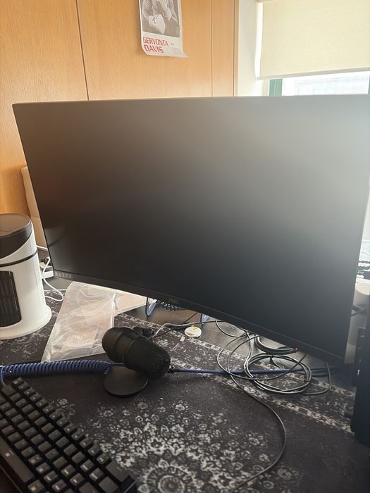 Monitor curvo aoc 180hzs