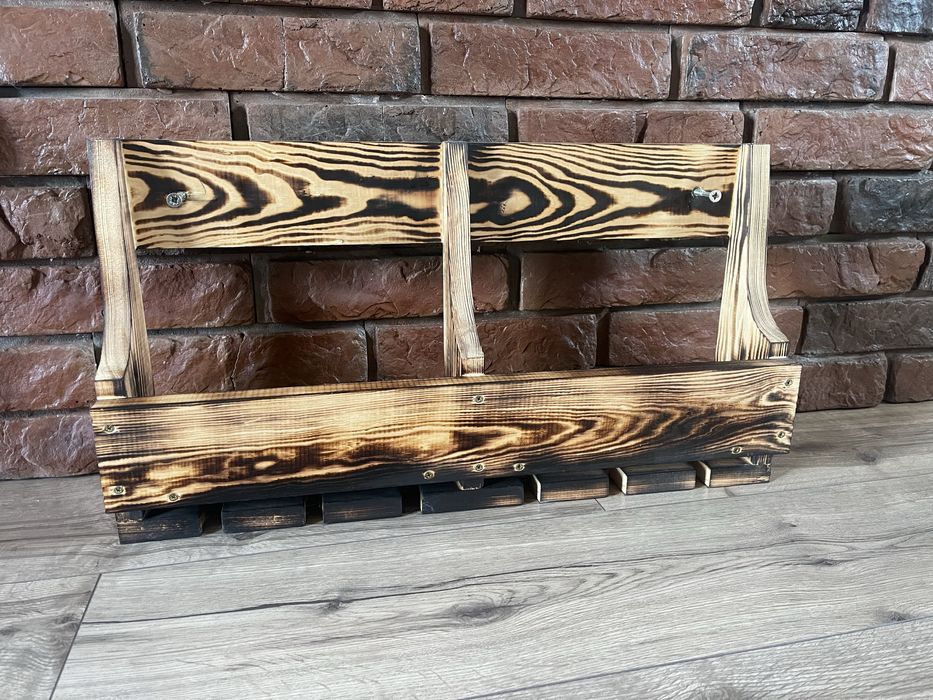 Półka na wino, z miejscem na kieliszki