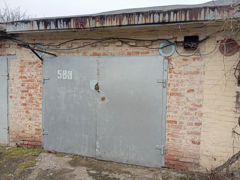 Продам 2-кімнатну квартиру + гараж з сараєм у Побузькому