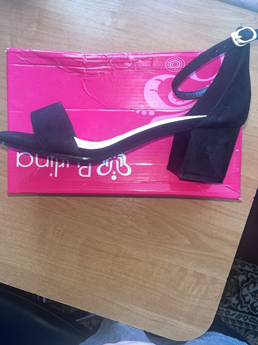 Продам босоножки стильные не подошёл розмер !