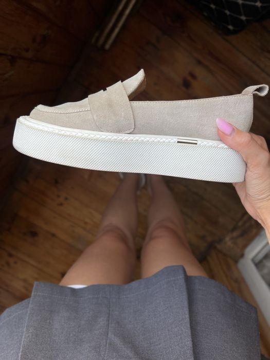 Бежеві замшеві лофери